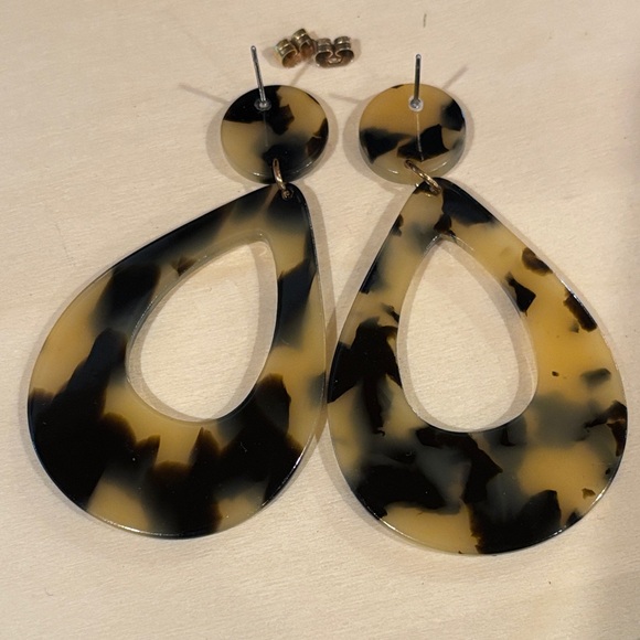 Acrylic Tortoise Shell Teardrop Earrings. Excellent Used and Clean Condition. - Picture 6 of 10